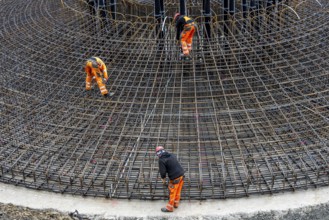Assembly of reinforcing steel for the reinforced concrete foundation of a wind turbine, a mesh of