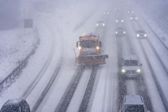 The onset of winter in North Rhine-Westphalia, heavy snowfall, A3 motorway near Hilden, near