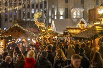 Pre-Christmas time, visitors to de, Christmas market in downtown Essen, on Kennedyplatz, the market