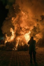 Spectators at a dunning fire at a rally of farmers and peasants against the German government's