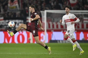David Raum RasenBallsport RB Leipzig RBL (22) Action on the ball Atakan Karazor VfB Stuttgart (16)