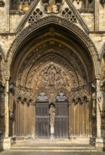 Statue of Mary and baby Jesus in doorway, The Judgement Porch, Lincoln Cathedral, Lincoln,