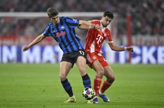 Duel, action Charles De Ketelaere Atalanta BC Bergamo (17) against Aleksandar Pavlovic FC Bayern