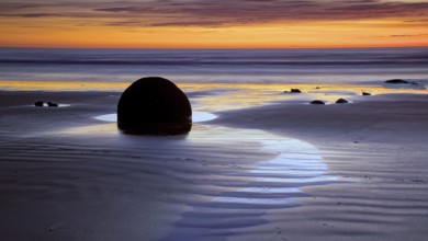 New Zealand, South Island, Moeraki Blders, stone balls, beach, sea, clouds, sunset, New Zealand