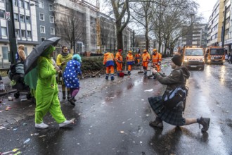 Sweep on Rose Monday in Düsseldorf, the municipal utilities clean up after the train, confetti,