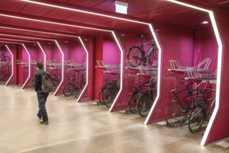 Bicycles are available in the bicycle parking garage at Potsdamer Platz. The parking garage offers