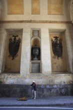 City of Palermo, street musician in the arch of Porta Nuova, new gate, street artist, Sicily, Italy