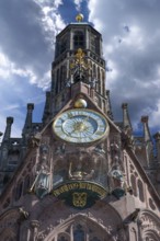 The tower, tower clock and the men's race of the Frauenkirchem Hauptmarkt, Nuremberg, Middle