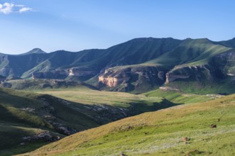 Grassland with sandstone cliffs and cliffs, landscape in Golden Gate Highlands National Park, Free