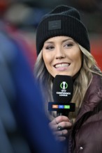 RTL reporter presenter Laura Papendick, portrait, in interview microphone microphone logo smiling