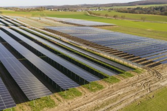 Extensive solar fields in a rural area, villages on the horizon, Agri PV Bau für Landwirtschaft,