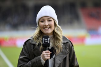 DAZN presenter reporter Lisa Teller's portrait in an interview microphone Mikro Logo soccer