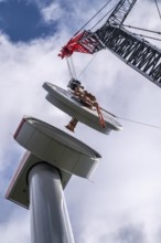Erection of a wind turbine, wind energy plant, assembly of the ring generator, with a crawler