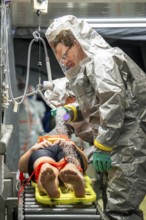 Decontamination of injured persons after an assumed accident involving hazardous substances, fire