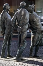Bronze sculpture entitled Drei Schwätzer by Karl-Henning Seemann, Giessen, Hesse, Germany