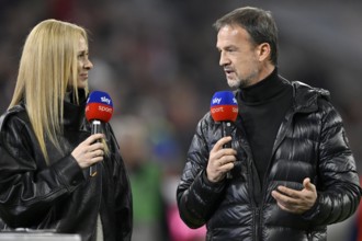 SKY presenter reporter Britta Hofmann interviewed microphone microphone logo TV expert Fredi Bobic,