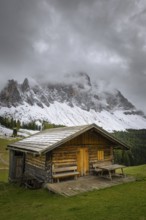 View of a part of the Geisler group from the Gampenwiese, in the foreground an alpine hut,
