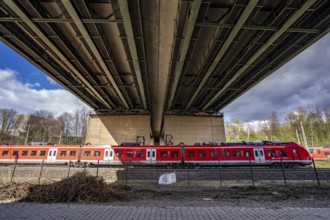The Hardenberg bridge, A40 motorway in Mülheim an der Ruhr, dilapidated motorway bridge, must be
