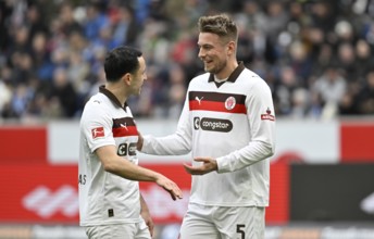 Maniolis Saliakas FC St. Pauli (02) in dialogue Discussion with Hauke Wahl FC St. Pauli (05)