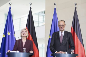 Prof. Dr. Monika Schnitzer (Chair of the Council of Experts) and Friedrich Merz (Federal Chancellor