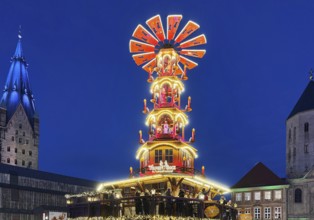 Christmas market with mulled wine pyramid on the market with St. Ulrich Cathedral and Gaukirche in
