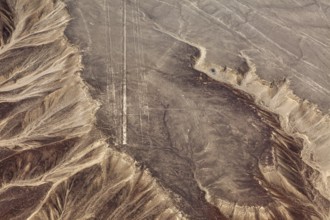 Wide, dry terrain with distinctive geoglyphs and line patterns, the geoglyphs and images in the