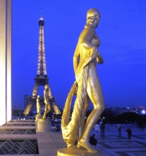 Die vergoldeten Statuen vom Trocadéro, hinten der 330m hohe Eifflturm, gebaut zum 100. Jahrestag