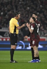 Referee Deniz Aytekin in discussion with David Raum RasenBallsport RB Leipzig RBL (22) Gesture