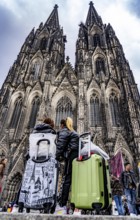 Domplatte, Cologne Cathedral, tourists with suitcases, Cologne North Rhine-Westphalia, Germany