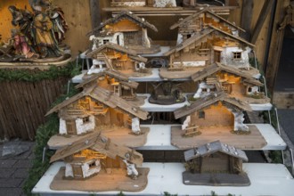 Christmas cribs and crib figures at a Christmas market stand, several cribs, farmhouse modeled on,
