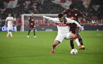 One-on-one, action Deniz Undav VfB Stuttgart (26) against Castello Lukeba RasenBallsport RB Leipzig