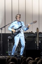 Mike Rutherford, guitarist and namesake of Mike and the Mechanics live on Looking Back - Living The
