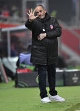 Coach Frank Schmidt 1. FC Heidenheim 1846 FCH gesture showing 5 with hand, UEFA Conference League,
