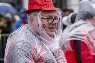 Rose Monday procession in Düsseldorf, parade participants, foot groups, make themselves rainproof,