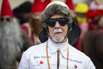 The Klaa Paris carnival parade passes through the streets of Frankfurt's Heddernheim, Heddernheim,