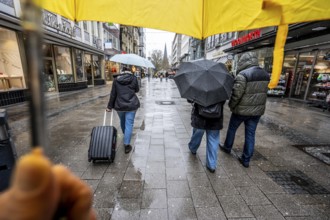 Passers-by in a pedestrian zone, Kettwiger Straße, rainy weather, with umbrella, city center,