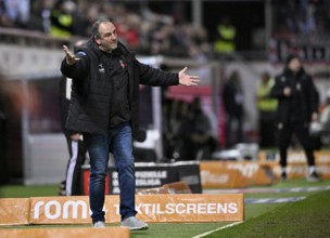 Coach Coach Frank Schmidt 1. FC Heidenheim 1846 FCH on the sidelines gesture gesture soccer