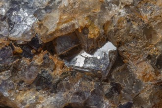 This scene shows a large rock fragment that contains quartz and fluorite crystals. Reflections and