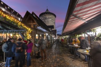 Evening atmosphere in the Handwerkerhof during Advent, the Königstorturm in the back, built around