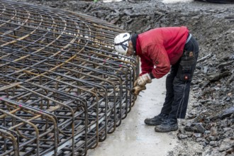 Assembly of reinforcing steel for the reinforced concrete foundation of a wind turbine, a mesh of