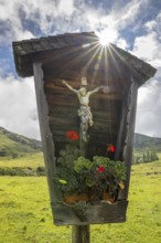 Wooden cross on the Ladiz-Alm, Ladiz-Alm, Karwendel Mountains, Tyrol, Austria
