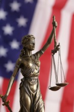 Symbolic image: Justitia in front of a USA flag