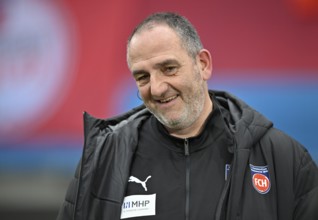 Coach coach Frank Schmidt 1. FC Heidenheim 1846 FCH portrait smiling soccer Bundesliga,