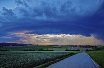 Aufziehendes Gewitter mit imposanter und bedrohlicher Wolkenformation einer Gewitterzelle über