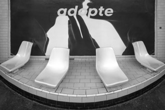 Seats in a metro station, black and white, Paris, Fankreich