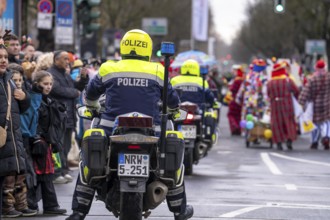Rose Monday procession in Düsseldorf, emergency services, secure, accompany the move, motorcycle