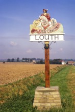 Dorfschild mit der Darstellung der Urkunde von König Edweard VI. von 1551, Louth, Lincolnshire,