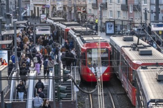 Tram stop Bahnhof Deutz/Lanxess Arena in Cologne-Deutz, rush hour in the afternoon, full platforms,