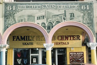 Cuchi White, Façade du Family Skate Center à Venice Beach, 1983