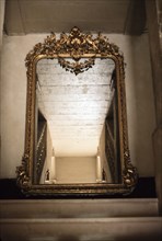 Miroir en haut d'un escalier, France